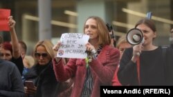 Nataša Elenkov članica organizacije Ženska solidarnost tokom protesta nakon što je tabloid Informer objavio intervju sa osuđivanim silovateljem, 28. septembar 2022. 