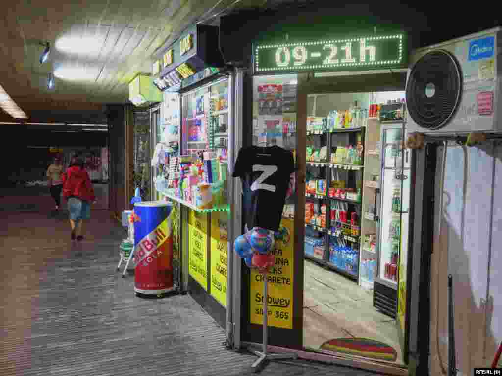 Uz grafite, na više lokacija u Beogradu prodaju se i majice sa slovom "Z". Mladić koji radi u ovoj radnji u podvožnjaku u centru grada rekao je za RSE da svakog dana proda "pet do sedam" majica. Majice koštaju 800 dinara, oko 7,50 dolara.  