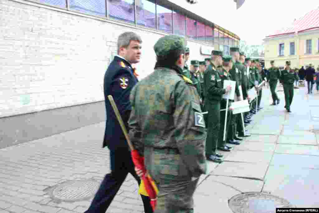 Курсанты перед участием в акции "Бессмертный полк". На рукаве одного из командующих курсантами виднеется нашивка с Z-символикой, которую российская армия использует на военной технике при вторжении в Украину 