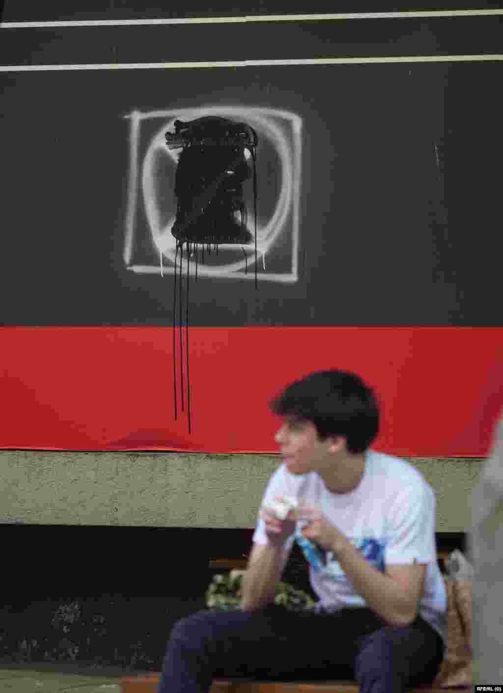 Prorusko "Z" koje je prefarbano u centru Beograda. Srbija se aktivno kreće ka članstvu u Evropsku uniju, ali sa raširenim nepovjerenjem prema Zapadu nakon NATO bombardovanja i vjekovnim vezama sa Rusijom, a neki lokalni stanovnici kažu da srpsko društvo postaje sve podjeljenije.