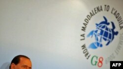 Прем’єр Італії Сильвіо Берлусконі на прес-конференції представляє програму саміту Групи восьми