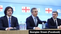 ირაკლი კობახიძე (მარცხნივ), ბიძინა ივანიშვილი (შუაში) და მიხეილ ყაველაშვილი