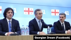 Premijer Gruzijskog sna Irakli Kobakhidze, počasni predsjedavajući Bidzina Ivanishvili i predsjednički kandidat, poslanik Mikheil Kavelashvili (s lijeva nadesno) prisustvuju partijskoj nominaciji 26. novembra.