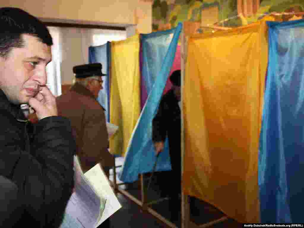 Спостерігачі повідомляють, що у Кривому Розі на одній із виборчих дільниць продавали спиртне та проводили несправжній екзит-пол.Більше про цеВінниця, 31 жовтня