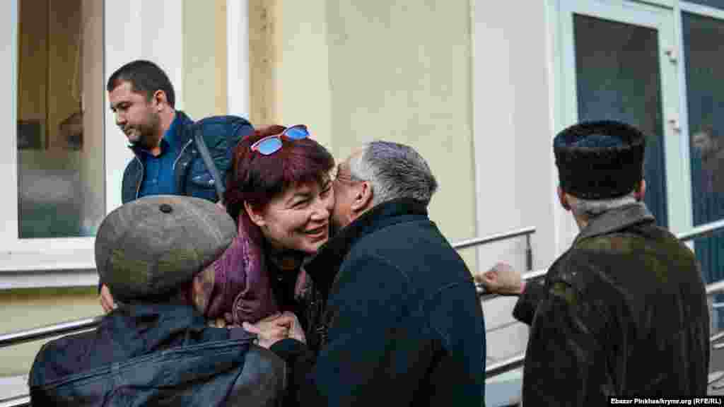 Алие Дегерменджи у здания Киевского райсуда после известия о том, что ее супруга Бекира перевели под домашний арест. Во время заседания 24 января судья удовлетворил ходатайство прокурора о переводе фигурантов «дела Веджие Кашка» из СИЗО. После 14 месяцев за решеткой Бекир Дегерменджи, Руслан Трубач и Казим Аметов вернулись домой к своим родным и близким