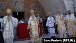 Predstavnici Mitropolije crnogorsko primorske ispred Hrama Kristovog raspeća u Podgorici