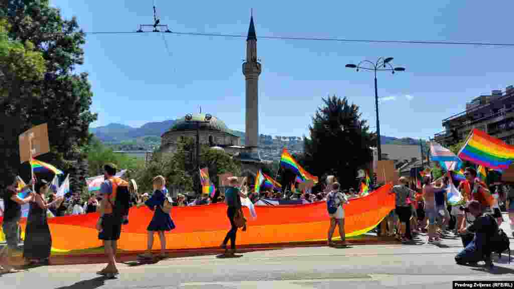"Rijetkost je da se u ovolikoj gomili osjećam ovako lijepo, sigurno, opušteno, prirodno. Tako da presretna sam i drago mi je što je Sarajevo dočekalo ovakav trenutak i nadam se da će ih biti još", rekla je za Radio Slobodna Evropa učesnica Povorke, Ajna.