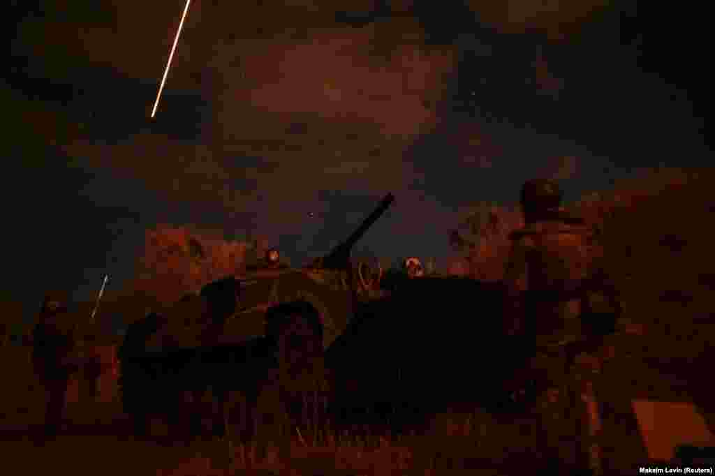 Украинские военные занимают позиции на авиабазе в Василькове в Киевской области, 27 февраля. За три дня до этого Россия начала вторжение в Украину