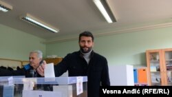 "Briga o mladim naraštajima, njihovo vaspitanje i bezbedno odrastanje treba da budu na prvom mestu", navodi Aleksandar Šapić, gradonačelnik Beograda. Na fotografiji prilikom glasanja na izborima za grad Beograd 3. aprila 2022.