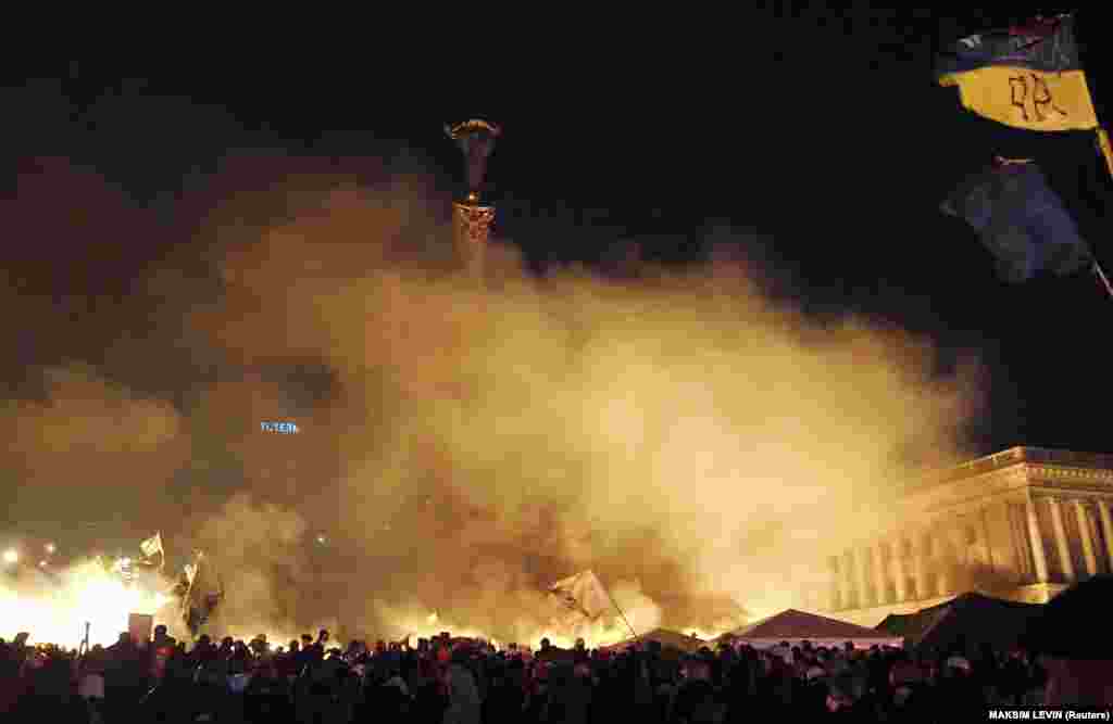 Демонстранты собираются на Майдане Незалежности в центре Киева ранним утром 19 февраля 2014 года. 22 февраля Виктор Янукович, тогда президент Украины, бежал из столицы на фоне протестов, вспыхнувших из-за его правления