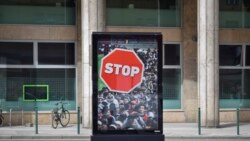 "Ako je moja zajednica jedina stvar koja me spašava u ovom kaosu, onda je sasvim logično da će se mnogi ljudi prepoznati u retorici nacionalne i etnokulturne borbe za samostalnost i samoodrživost" (fotografija: bilbord protiv migranata, Budmpešta, 2018)