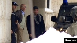 Policajci privode Miroslava Miškovića, 12. decembar 2012.