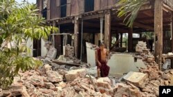 Буддистський монах біля пошкодженої будівлі на території монастиря після землетрусу у М’янмі, 28 березня 2025 року