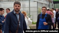 Vulin (desno) kao ministar za rad sa Predragom Koluvijom (levo), vlasnikom "Jovanjice" u junu 2015. tokom obilaska te plantaže.