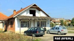 Osim građana na severu, ima i onih na jugu koji se suočavaju sa ovim problemima. Radi se uglavnom o povratnicima. (na fotografiji meštani u Klokotu, na jugu Kosova)