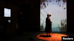 Žena sa slušalicama i naočarima za virtualnu stvarnost na 74. Venecijanskom filmskom festival, 29. avgust 2017.