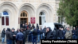 Протестувальники біля будівлі адміністрації фактичного президента сепаратистського регіону Грузії, Абхазії