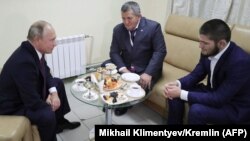 Владимир Путин, Абдулманап и Хабиб Нурмагомедовы, октябрь 2018 г.