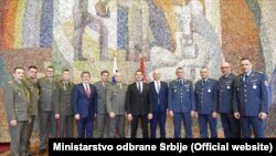 Aleksandar Vulin, aktuelni ministar unutrašnjih poslova i nekadašnji ministar odbrane Srbije, na fotografiji sa srpskim oficirima gostima Vojne akademije u Moskvi, 26. aprila 2019.