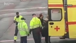 Navaljni na nosilima hitne pomoći Navaljni na nosilima hitne pomoći