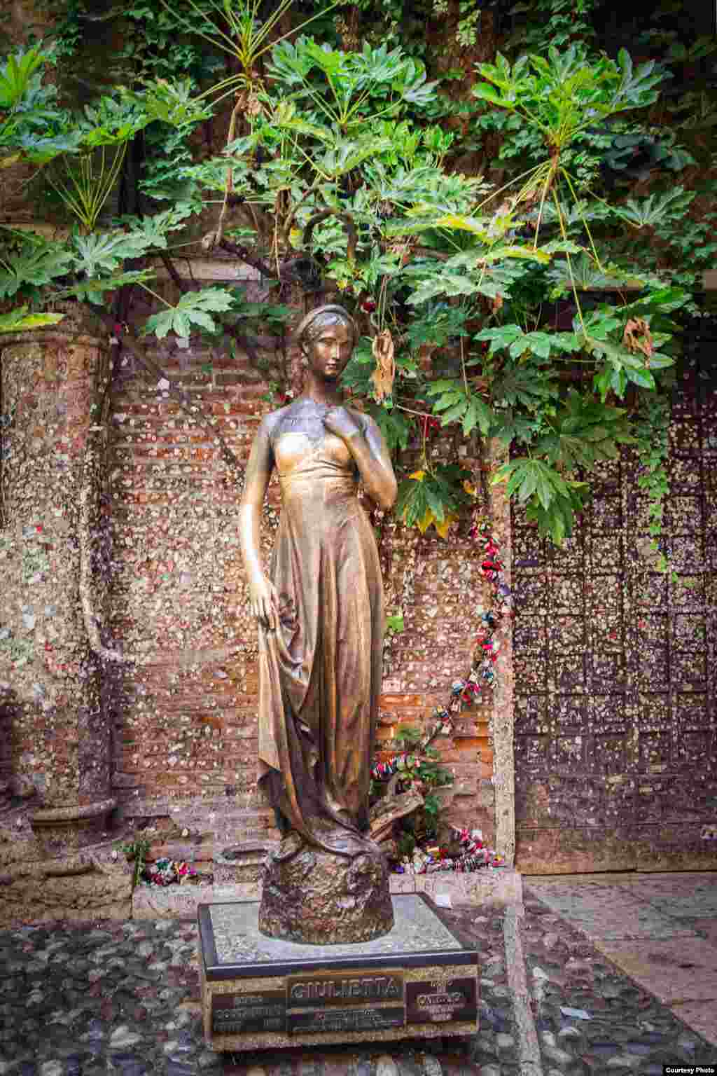 Статуя Джульетты во дворе дома Джульетты, в котором Джульетта никогда не жила, потому что никакой Джульетты не было 