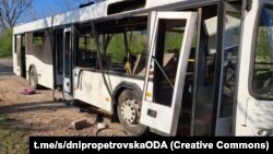 დრონით დარტყმის შედეგად განადგურებული ავტობუსი ქალაქ მარგანეცში. 2025 წლის 23 აპრილი 