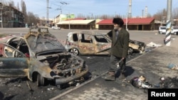 Muškarac prolazi pored zapaljenih automobila na mjestu raketnog udara, na željezničkoj stanici, u Kramatorsku, Ukrajina, 8. aprila 2022. 