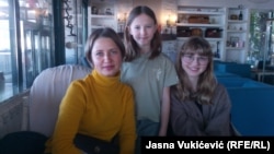 Sofija Ivanova i njene kćerke Anastasia i Daria koje su obrazovanje nastavile u budvanskoj osnovnoj školi nakon što su izbjegle iz Kyieva početkom marta zbog ruske invazije na Ukrajinu 