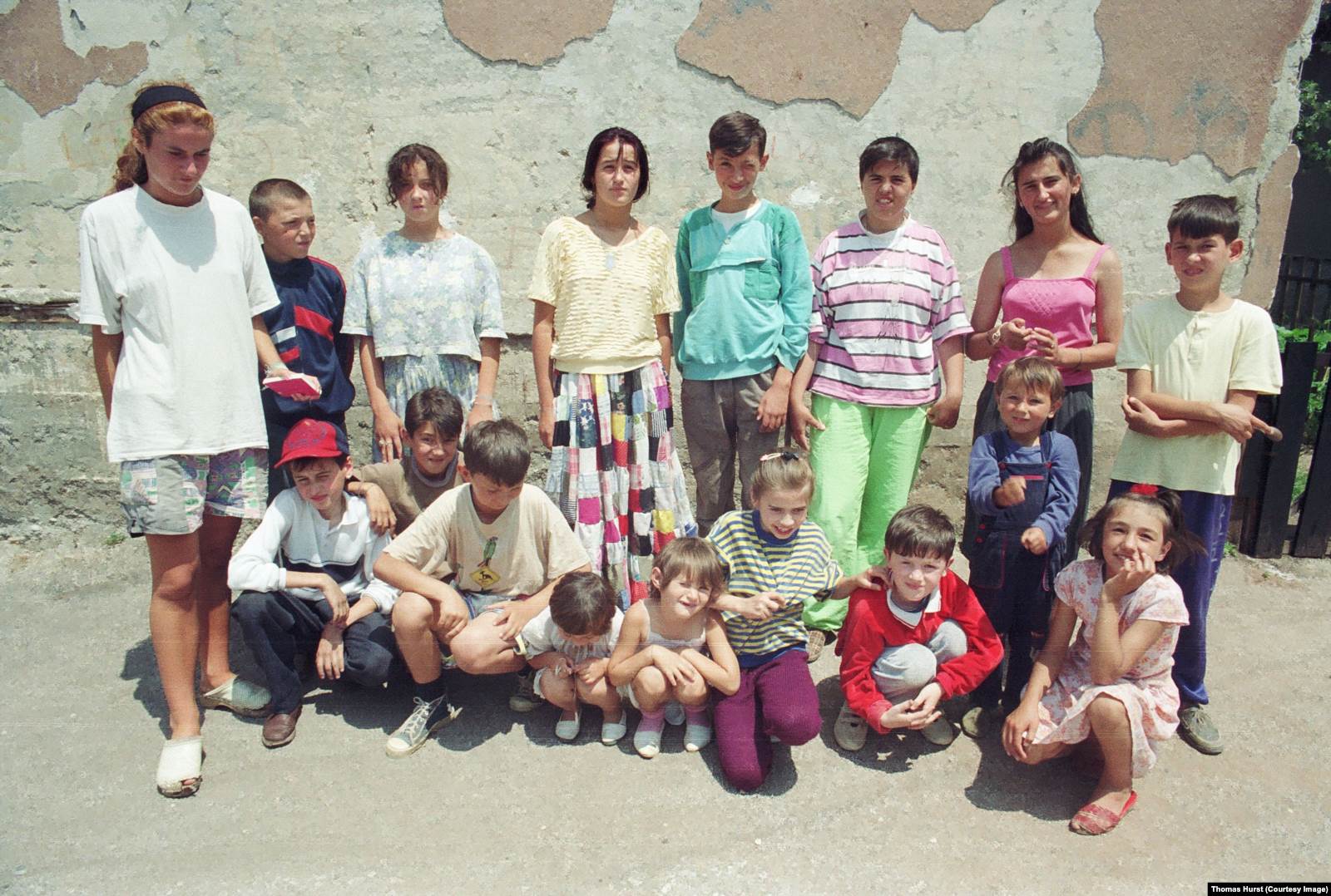 Slika Thomasa Hursta iz 1993. na kojoj su Amel Hodžić (gore u sredini, u zelenoj majici) i njegov brat Džemil (skroz desno) sa prijateljima iz ulice.