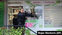 Iz Poreske uprave Kosova navode da zbog specifičnosti situacije na severu Kosova inspektori uglavnom odlaze uz pratnju Policije Kosova (na fotografiji kosovski policajac ispred apoteke u Severnoj Mitrovici u vreme akcije protiv šverca, 13. oktobar 2021.)