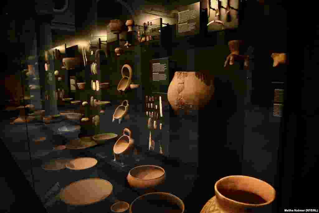 Tokom srednjeg neolitika razvija se prva autohtona, lokalna kulturna pojava – kakanjska kultura. Područje njenog rasprostiranja je sliv rijeke Bosne. Kakanjsku kulturu karakteriziraju nove forme keramike poput zdjela, tanjira, posuda na zvonolikim nogama.