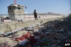 Talibanski borac čuva stražu na mjestu dvaju samoubilačkih napada 26. augusta, u kojima je poginulo više ljudi, uključujući 13 američkih vojnika, u zračnoj luci Kabul, 27. augusta 2021.