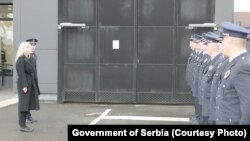 Kordon policajaca salutira Maji Popović, ministarki pravde u Vladi Srbije, prilikom njene posete zatvoru u Pančevu, na 20 kilometara od Beograda, 8. oktobra 2021. Kabinet ministarke se povodom odluke o isporučivanju državljanina Bahreina nije oglasio.