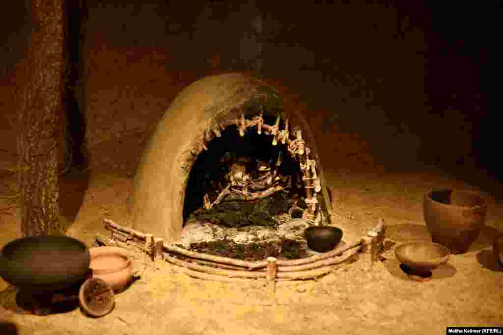 Cilj izložbe jeste pokazati svakodnevni život prethistorijskog čovjeka. Od sačuvanih predmeta u Muzeju je pokazana i unutrašnjost nastambe prethistorijskog čovjeka koja je bila jednostavna. Na zemljanom podu, rijetko i samo djelomično obloženom drvenim daskama ili oblicama, centralno mjesto zauzimalo je ognjište ili kalotna peć, oko koje se odvijala vrlo intenzivna svakodnevna kućna djelatnost, s nalazima keramičkih posuda namijenjenih svakodnevnoj upotrebi u pripremi hrane.