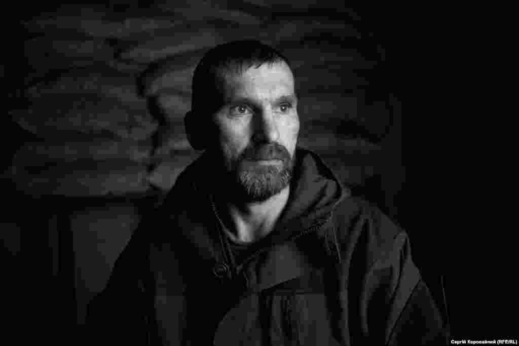 «Я служу с 2015 года. Почему? А вы почему здесь? Вероятно, потому, что не безразлично, правда? Мы каждый по-своему защищаем Украину. Я здесь за свое и своих. Знаете, видел на Донбассе разное отношение, но с хорошего часто вспоминаю бабушку с Крымского, которая становилась на колени и буквально молилась на нас. Она плакала от счастья и готова была что угодно сделать, лишь бы «сепарня» не вернулась. А еще дети были. Тоже на Луганщине. Просили еду якобы для бабы. А я говорю: «А вы, что, не хотите есть?». Конечно, хотят. Делились и делимся всем, чем можем»