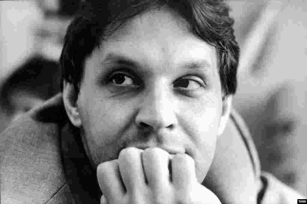 В июле 2000 года редактор "Новой газеты" Игорь Домников скончался через несколько месяцев после нападения в подъезде своего дома в Москве. Нападавший несколько раз ударил его по голове тяжелым предметом. Домников освещал вопросы культуры и образования. Коллеги говорят, что убийца принял его за другого корреспондента "Новой", которому угрожали после расследования коррупции в нефтяной отрасли. Оба репортера жили в одном доме