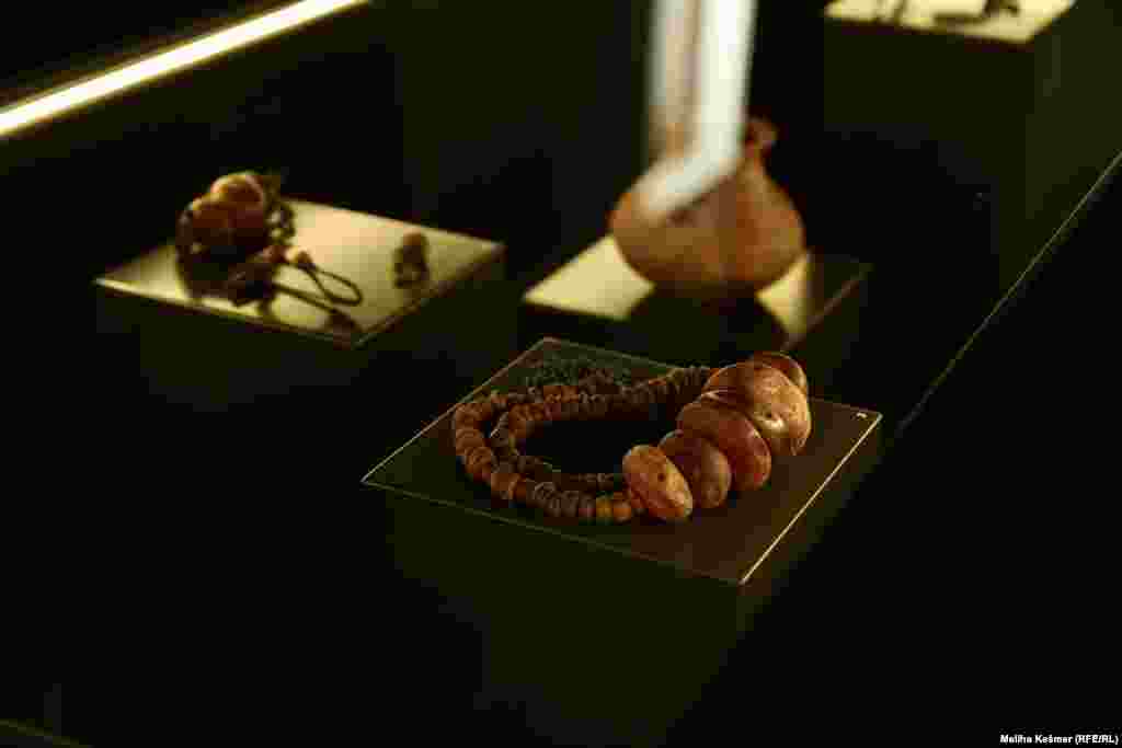 Izložba pokazuje nakit koji je izrađivao prethistorijski čovjek od različitih materijala kroz različite periode. Iz Muzeja kažu da se radi o najstarijem i najduljem periodu i kulturnom razvoju čovjeku. Odnosi se na povijest čovječanstva do pojave pisma. Taj period je izložbom predstavljen kroz različite segment na osnovu ostataka materijalne kulture.  "Ovo je jedan veliki i zahtjevan projekt Zemaljskog muzeja BiH, koji smo mi odlučili da napravimo s obzirom na to da smo i dužni predstavljati naše kulturno naslijeđe, prije svega zbog posjetitelja koji dolaze", rekla je kustosica Andrijana Pravidur za Radio Slobodna Evropa.   