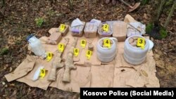 Dokazi koje je kosovska policija prikupila tokom racija 10. oktobra 2021. na području Peći i Prizrena, u akciji u kojoj je uhapšeno pet osoba osumnjičenih za terorizam.