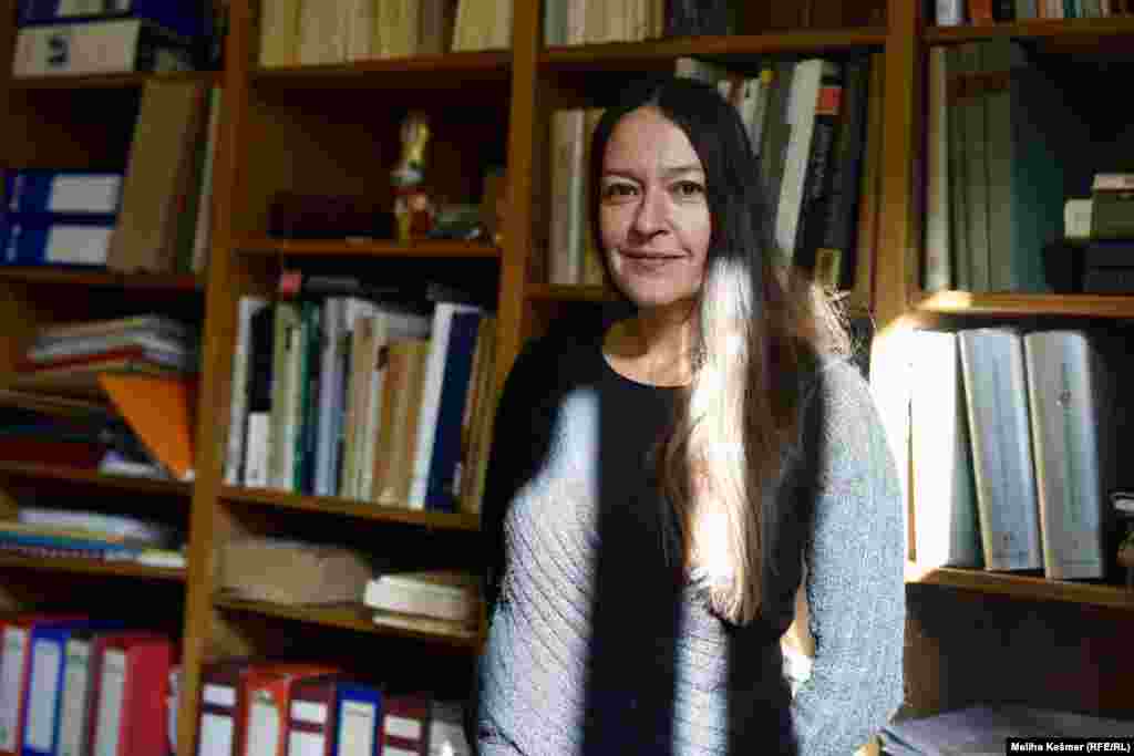 Andrijana Pravidur, arheologinja, jedna je od kustosica izložbe. Kaže da je bila velika odgovornost dati jedan presjek i pokazati kulturni razvoj tog jednog perioda.  "To je veliki dio naše povijesti koji je falio u našem muzeju, da se predstavi kroz kulturno naslijeđe koje je iznimno bogato, a i važno, ne samo za BiH, nego za Europu. Drago nam je da smo uspjeli iznijeti taj segment stručnog i muzeološkog djelovanja."