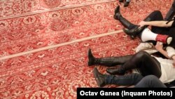 Camera Deputaților a adoptat și trimis către promulgare o lege despre care societatea civilă spune că va afecta libertatea de exprimare. (Fotografie de arhivă de la protestul unor activiști în Parlamentul României).