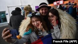 Уболівальники роблять фото на Олімпіаді у Пхьончхані, 15 лютого 2018 році