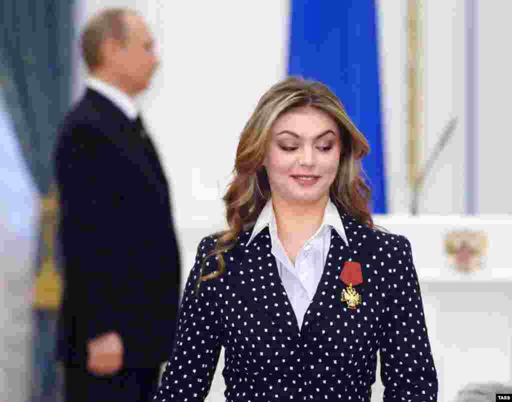 Владимир Путин и олимпийская чемпионка по художественной гимнастике Алина Кабаева на церемонии награждения в Кремле. Декабрь 2005 года 