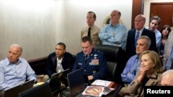 Američki predsednik Barak Obama (drugi sleva) i potpredsednik Džo Bajden (levo), zajedno sa članovima tima za nacionalnu bezbednost, dobijaju nove informacije o misiji protiv Osame bin Ladena u sigurnoj sobi Bele kuće, 01. maj 2011.