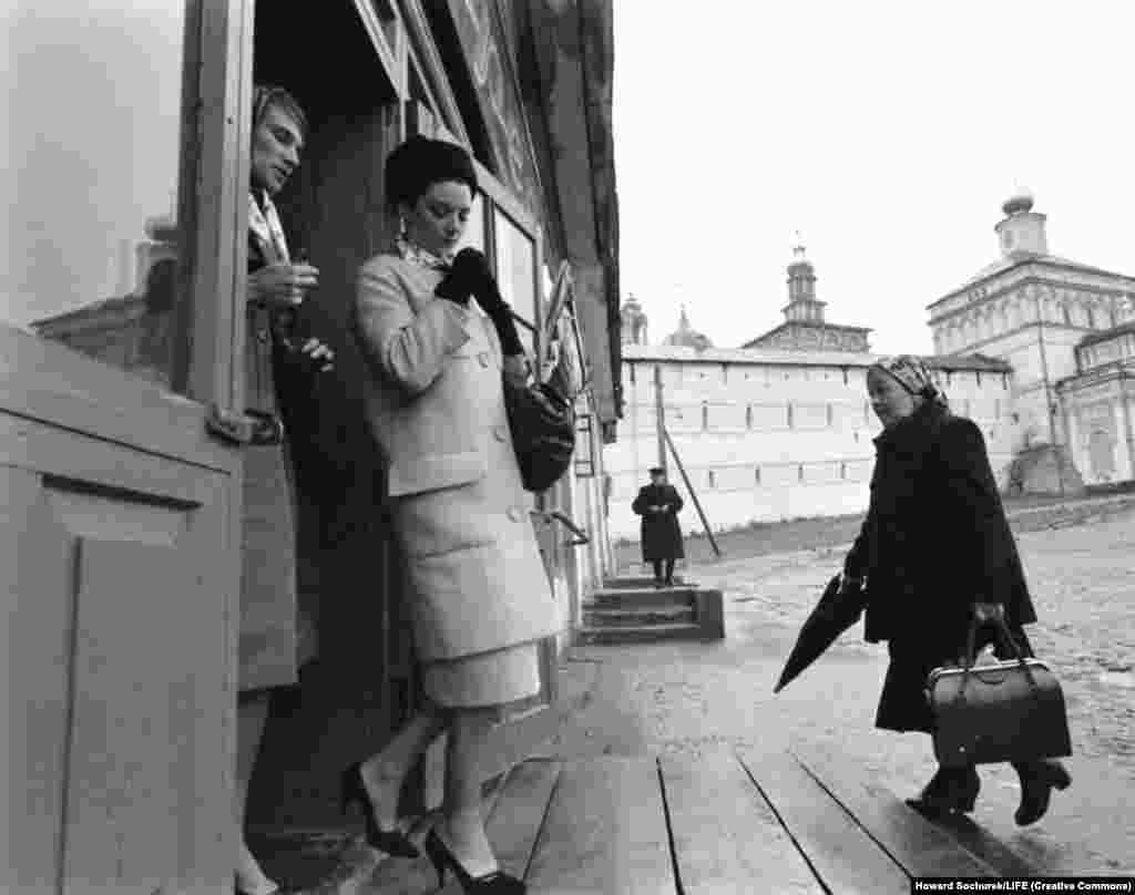 Модели выходят из монастыря. Ведущий советский дизайнер одежды провозгласил, что одежда Диора "наивысшего качества", и сразу сделал оговорку с учетом советских норм: ничто в этой коллекции "не является для нас неприемлемым". 