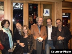 Роберт с поклонниками после выступления. Вторая слева — его жена Дон