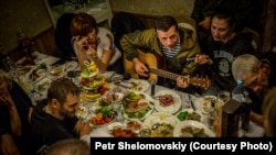 Один з лідерів бойовиків Ігор Безлер грає на гітарі, Горлівка, 31 жовтня 2014