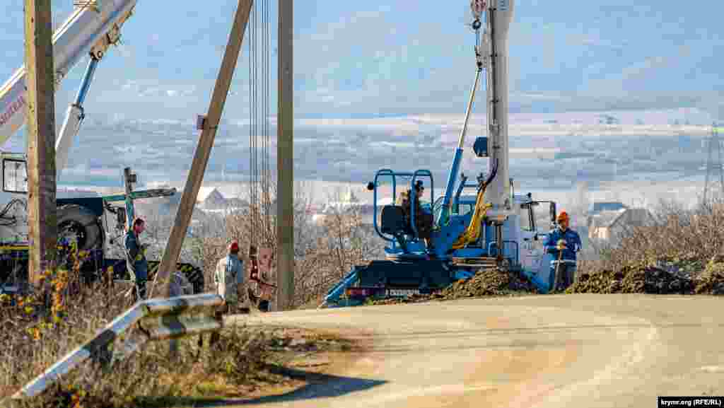 У дорожного поворота на Красные пещеры работают специалисты «Крымэнерго»