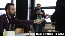 Sa jednog od biračkih mesta u Prištini, na lokalnim izborima (19. novembar 2017.)
