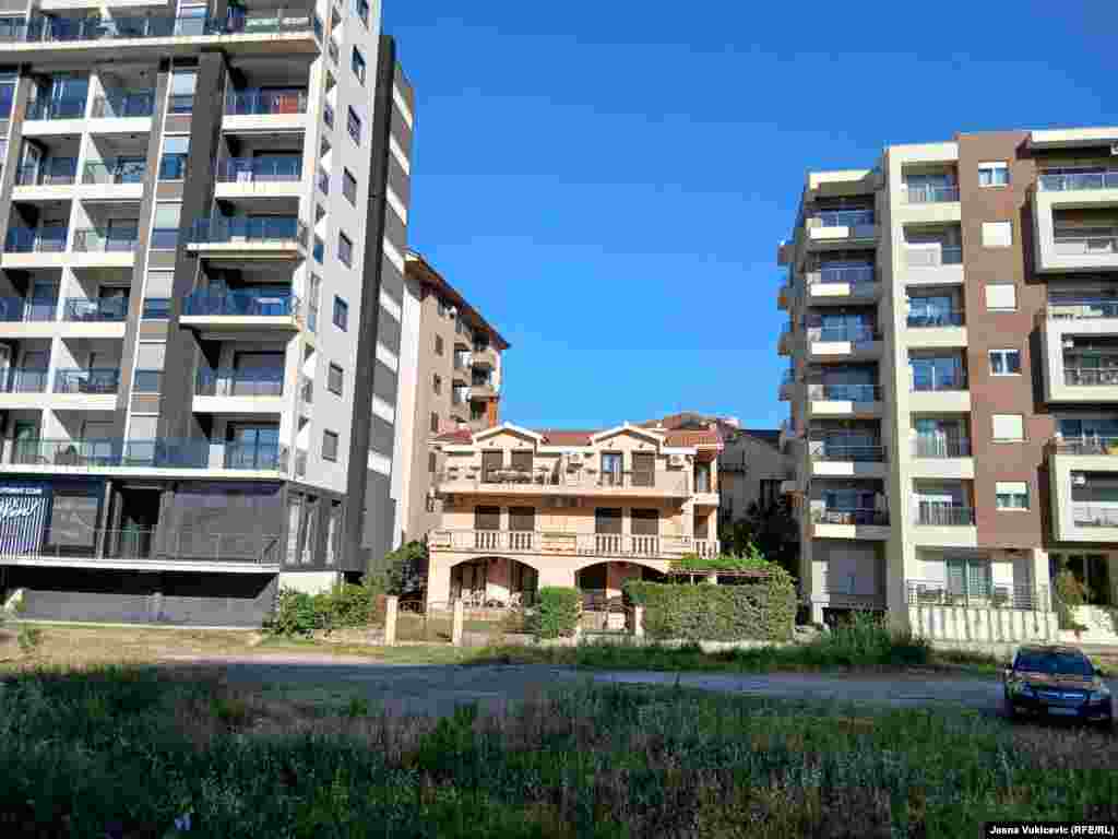 Porodična kuća "ograđena" višespratnicama, koje joj umanjuju vrijednost i kvalitet života.