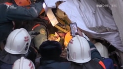 Відео: Рятувальники дістають живого малюка з-під завалів будинку в Магнітогорську (Росія) Відео: Рятувальники дістають живого малюка з-під завалів будинку в Магнітогорську (Росія)